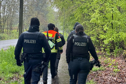 Vermisste Frau aus Wiesbaden: 82-Jährigr tot gefunden. Eine Seniorin aus einem Altenzentrum wurde seit Samstagnacht vermisst. Sie wurde von über 100 Einsatzkräften drei Tage lang gesucht, nun hat die Polizei mitgeteilt, dass die Frau tot gefunden wurde.